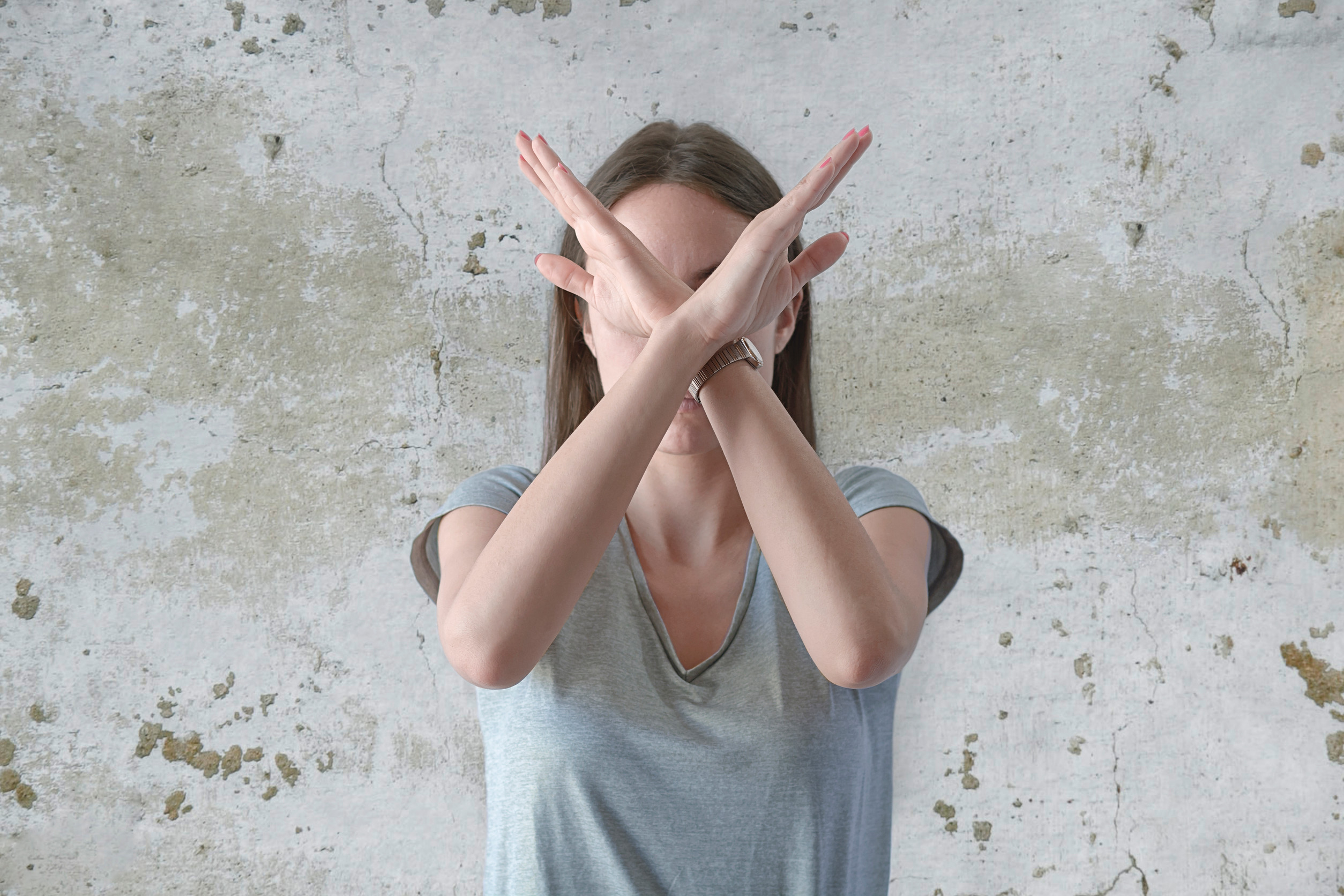 Femme dirigeante exprimant sa frustration les bras croisés — gestion des émotions en leadership