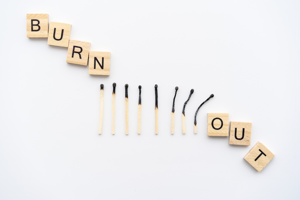 Manager épuisé devant son ordinateur — prévention du burn-out et résilience managériale