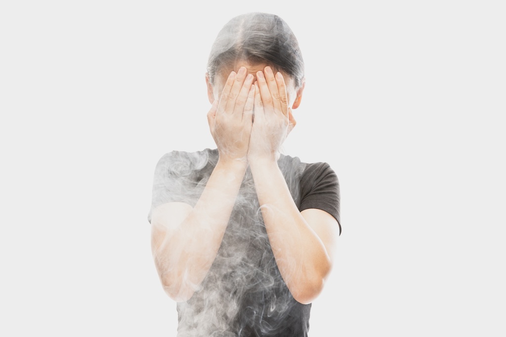 Dirigeant face à son reflet symbolisant le syndrome de l'imposteur — coaching et confiance en soi