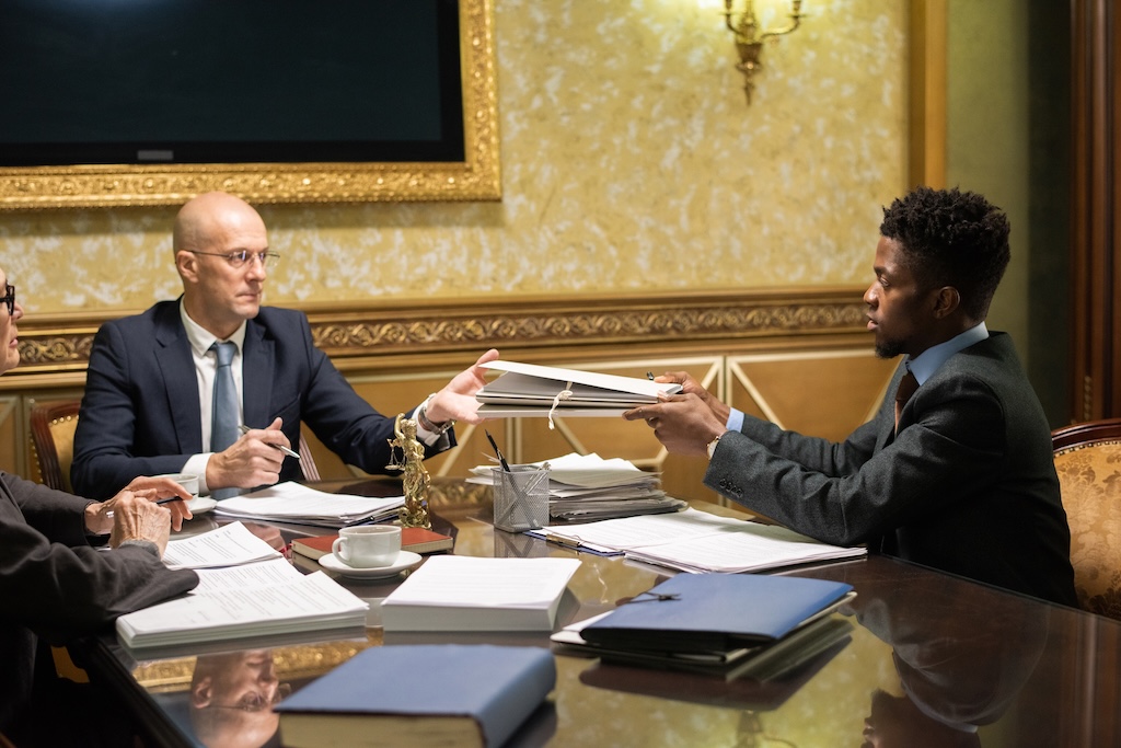 Pièces d'échecs symbolisant les jeux de pouvoir en entreprise — stratégie et politique interne