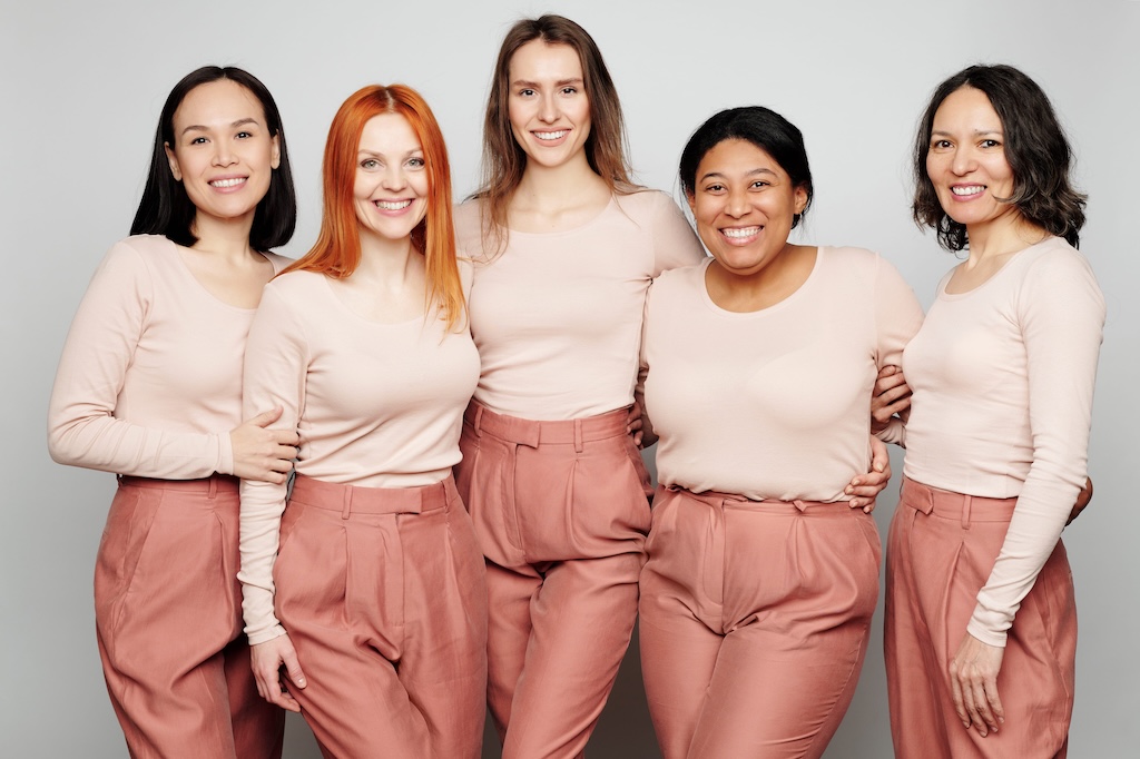 Femme dirigeante en position de leadership — coaching leadership féminin Belformance