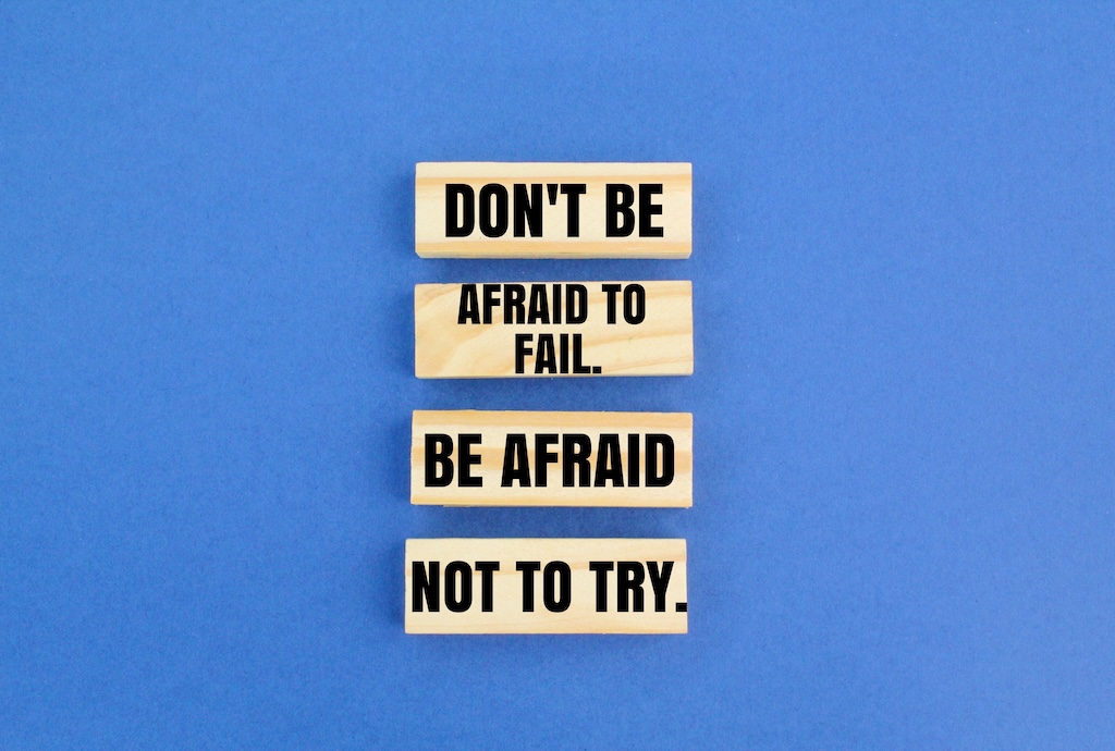 Professionnel quittant son bureau — transition professionnelle et reconversion de cadre dirigeant