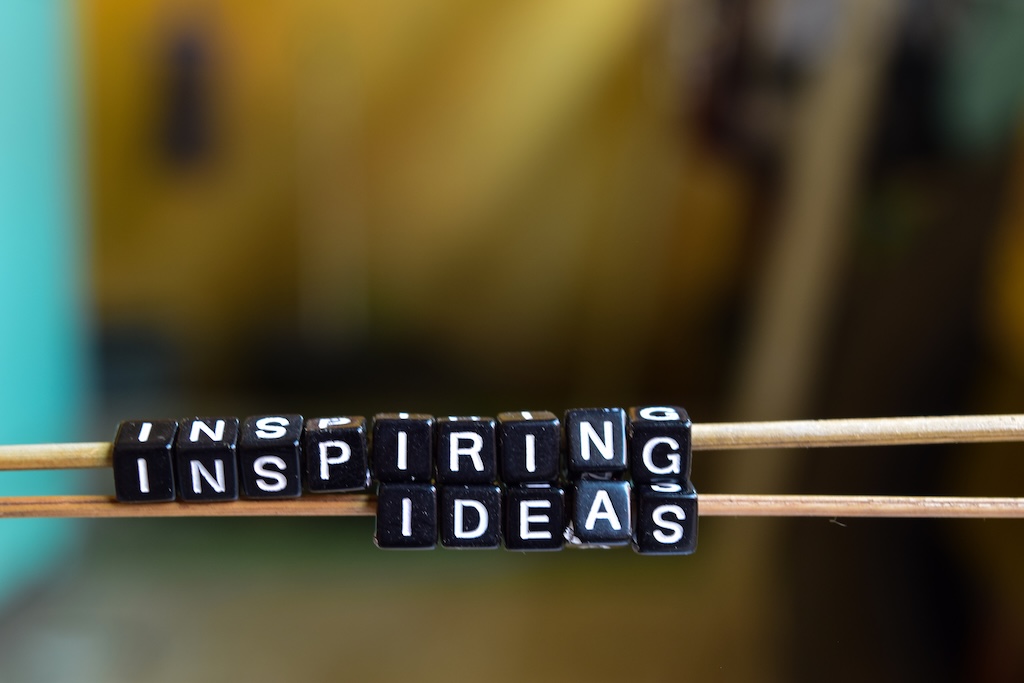 Cubes en bois avec des idées inspirantes — team building et créativité en équipe de direction